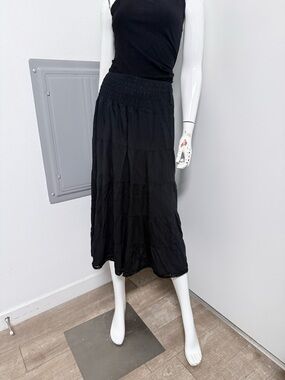 Good condition Black Smocked Waist Midi Skirt - Women